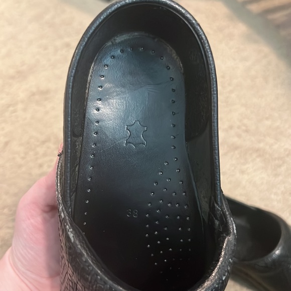 Dansko clogs, black, like new, slightly worn, size 38 women’s. - Picture 6 of 8